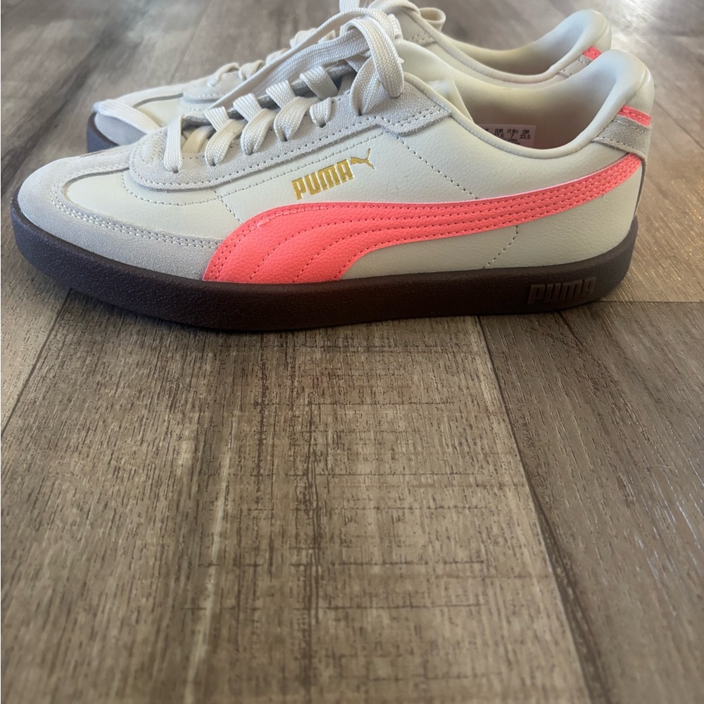 Puma Sneakers- NEVER WORN- Size 7 women’s